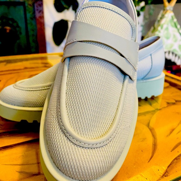 Brand new Franco Sarlo loafers. Striking and unique color! - Picture 2 of 4